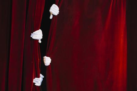 Жестовый язык в театре, адаптация