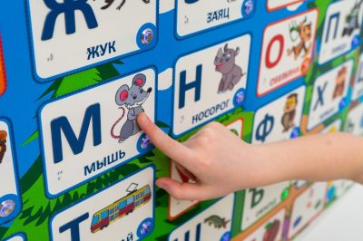 Стенд тактильно-звуковой обучающий Занимательная азбука 840х640