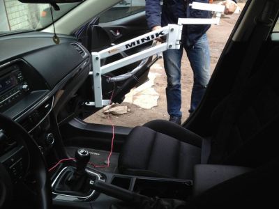 Автомобильный подъемник для инвалидов MINIK. Крепление на петли