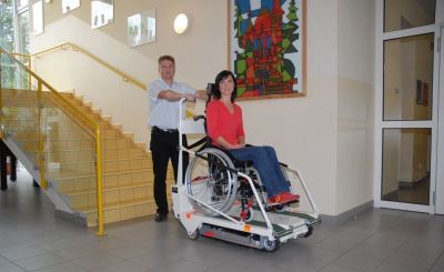 Лестничный гусеничный мобильный подъемник по лестничному маршу для инвалидов Public