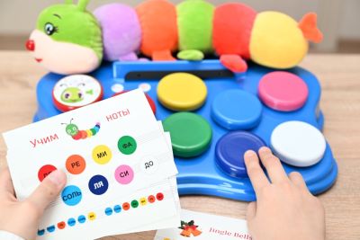 Игра «Музыкальная гусеница Уля»