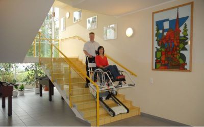 Лестничный гусеничный мобильный подъемник по лестничному маршу для инвалидов Public