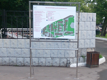 Стойка металлическая с поручнем для уличного размещения мнемосхемы или информационного табло