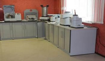 Стол лабораторный на опорных тумбах арт. 10630