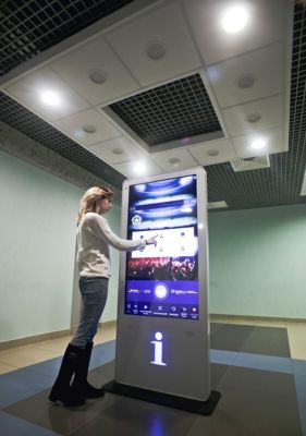 Информационный терминал для инвалидов многофункциональный Доступная среда Представительский 55 дюймо