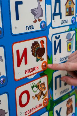 Стенд тактильно-звуковой обучающий Занимательная азбука с индукционной системой 840х640