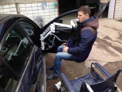 Автомобильный подъемник для инвалидов MINIK. Крепление на петли