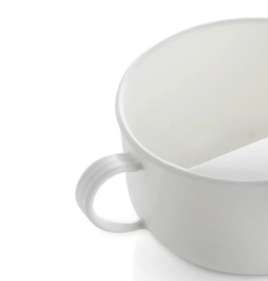 Поильник кружка для лежачих больных 250 мл. / Непроливайка для взрослых и детей. Белый пластиковый для ухода за пожилыми, больными, взрослыми и детьми. Для кормления жидкой едой.