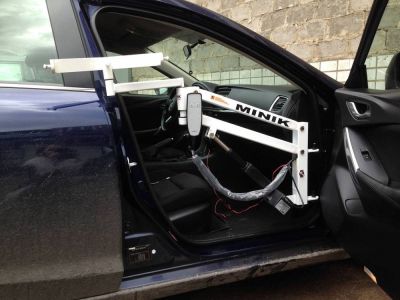 Автомобильный подъемник для инвалидов MINIK. Крепление на петли