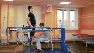 Лестница-брусья с электронной регулировкой высоты ступеней «АЛЬТЕРСТЕП» арт. Mad23331