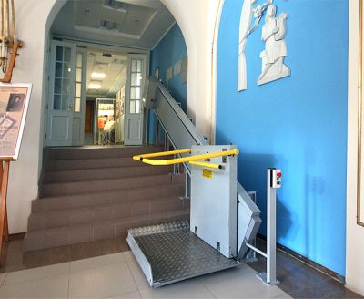 Подъемник для инвалидов для лестничного марша с электроприводом «ИНВАЛИФТ» арт.12399