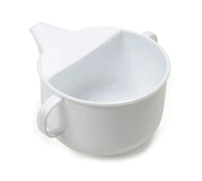 Поильник кружка для лежачих больных 250 мл. / Непроливайка для взрослых и детей. Белый пластиковый для ухода за пожилыми, больными, взрослыми и детьми. Для кормления жидкой едой.