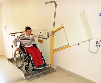 Подъемник для инвалидов для лестничного марша с электроприводом «ИНВАЛИФТ» арт.12399