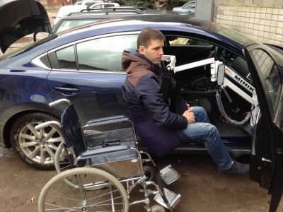 Автомобильный подъемник для инвалидов MINIK. Крепление на петли