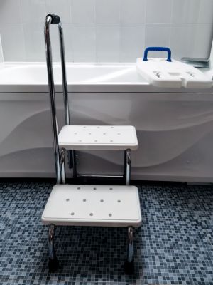 Ступени с поручнем для ванной комнаты Bellforia ST-03