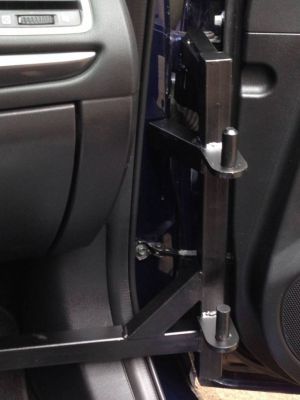 Автомобильный подъемник для инвалидов MINIK. Крепление на петли